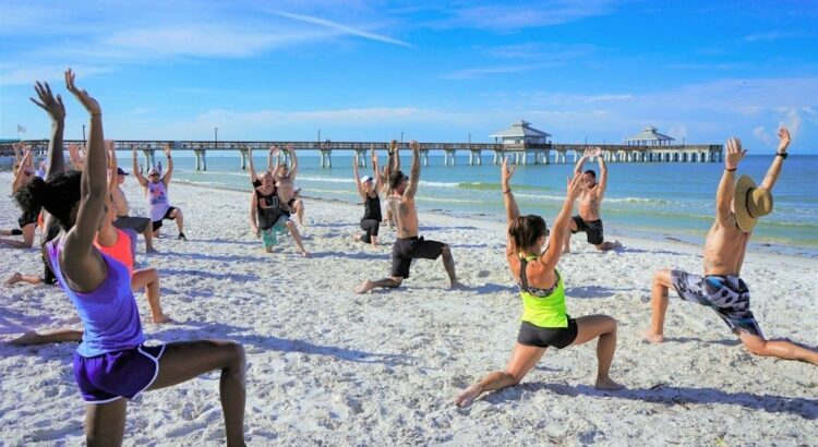 Gruppe beim gemeinsamen Outdoor-Training am weißen Sandstrand